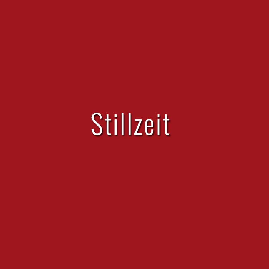 Rotes Hintergrundbild mit dem Wort Stillzeit in schlichten, weißen Buchstaben.