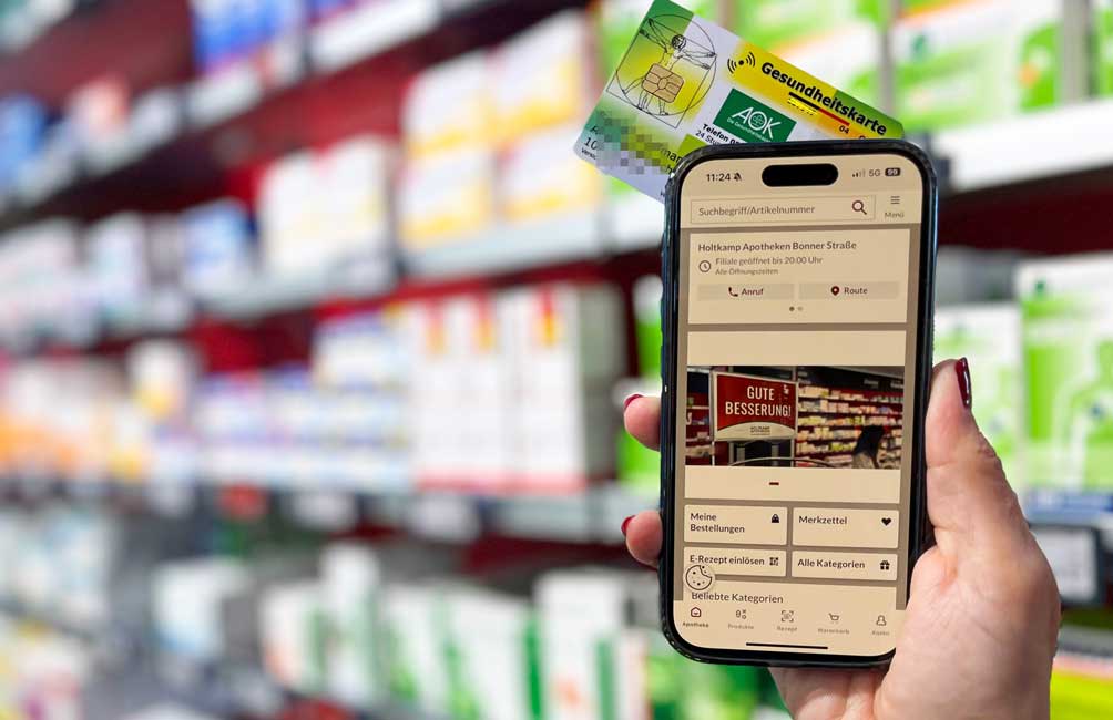 Handy zeigt Apotheke-App, darunter Gesundheitskarte mit Medikamentenregal im Hintergrund.